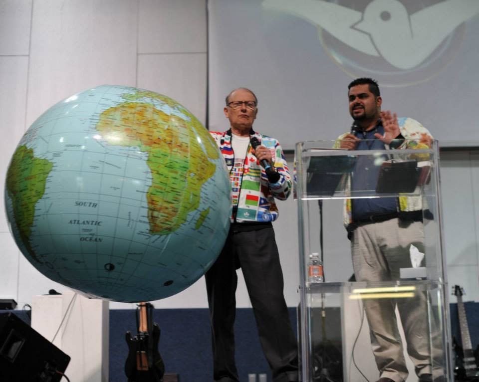 喬治．韋華帶著充氣地球儀各國跑透透傳福音。（圖／FB@George Verwer）